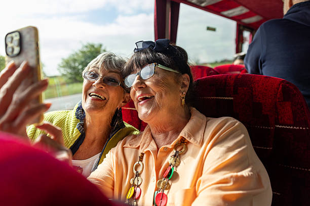 Βλέπει βίντεο, ακούει μουσική δυνατά χωρίς ακουστικά
