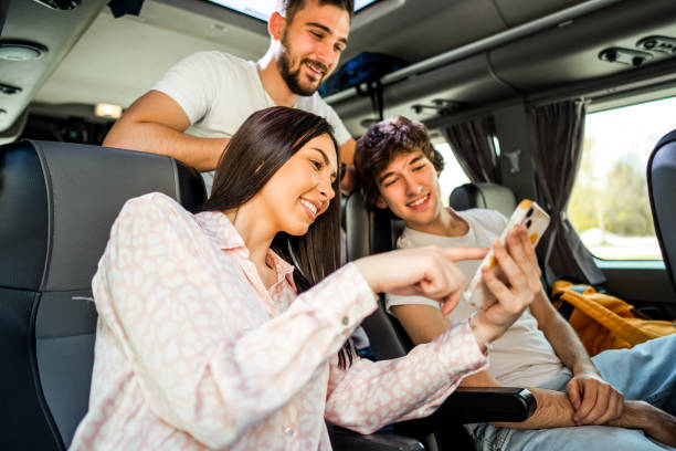 Κρατάνε ακουστικά, επιλέγουν δυνατά μουσική για όλο το πούλμαν