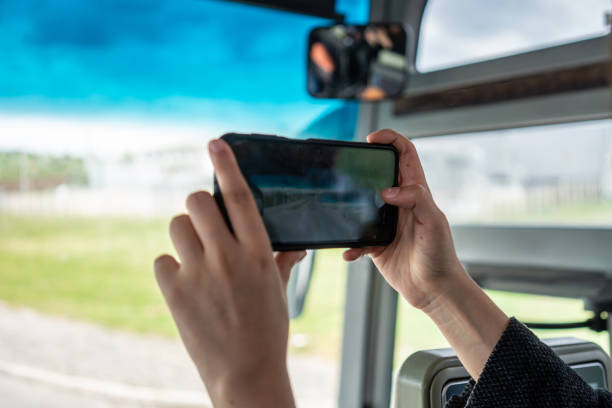 Κρατάει κινητό, βγάζει συνεχώς φωτογραφίες.