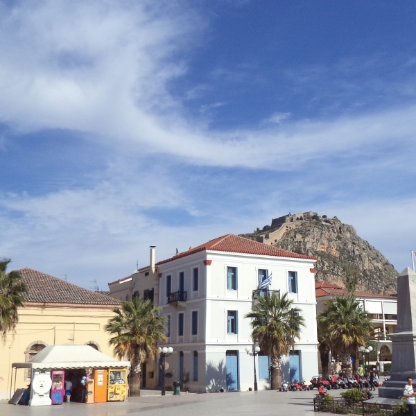 Πλατεία και θέα το Παλαμήδι