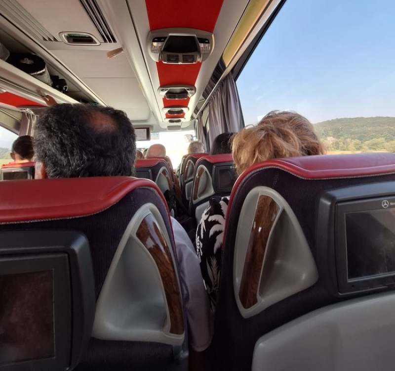 Ομάδα ταξιδιωτών σε οδική εκδρομή με πούλμαν στην Ευρώπη