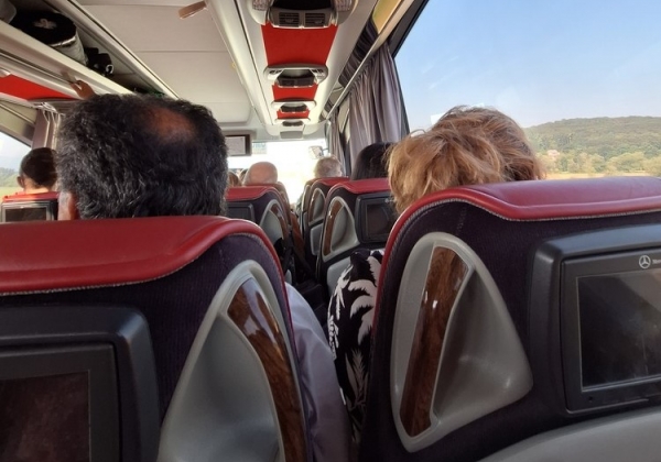 Ομάδα ταξιδιωτών σε οδική εκδρομή με πούλμαν στην Ευρώπη