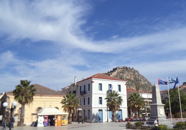 Πλατεία και θέα το Παλαμήδι